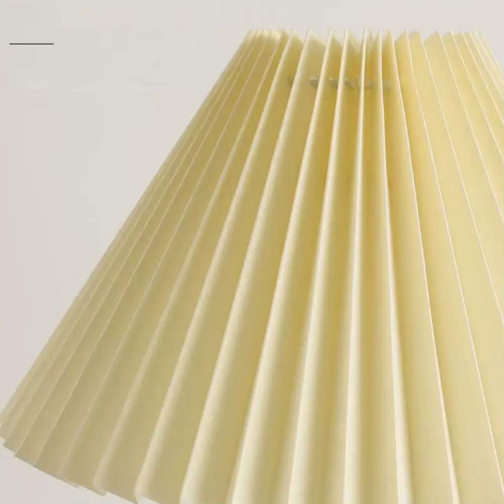 abajur de cerâmica, abajur com cúpula plissada, luminária de mesa elegante, abajur para quarto, luminária decorativa, abajur vintage moderno, abajur radiantbr, abajur minimalista, abajur com cúpula de tecido, iluminação ambiente quarto, abajur de cerâmica com tecido, abajur clássico moderno, luminária de cabeceira, luminária com LED bivolt, abajur sofisticado mesa, abajur com base redonda, luminária plissada, iluminação para decoração refinada, abajur com interruptor giratório, luminária retrô charmosa