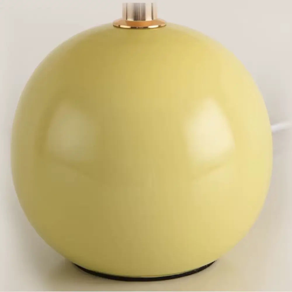 abajur de cerâmica, abajur com cúpula plissada, luminária de mesa elegante, abajur para quarto, luminária decorativa, abajur vintage moderno, abajur radiantbr, abajur minimalista, abajur com cúpula de tecido, iluminação ambiente quarto, abajur de cerâmica com tecido, abajur clássico moderno, luminária de cabeceira, luminária com LED bivolt, abajur sofisticado mesa, abajur com base redonda, luminária plissada, iluminação para decoração refinada, abajur com interruptor giratório, luminária retrô charmosa