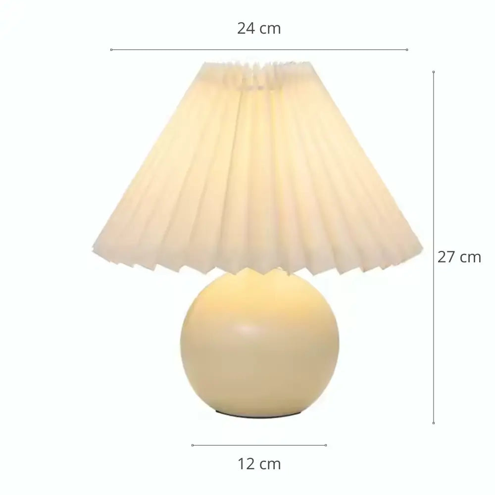 abajur de cerâmica, abajur com cúpula plissada, luminária de mesa elegante, abajur para quarto, luminária decorativa, abajur vintage moderno, abajur radiantbr, abajur minimalista, abajur com cúpula de tecido, iluminação ambiente quarto, abajur de cerâmica com tecido, abajur clássico moderno, luminária de cabeceira, luminária com LED bivolt, abajur sofisticado mesa, abajur com base redonda, luminária plissada, iluminação para decoração refinada, abajur com interruptor giratório, luminária retrô charmosa