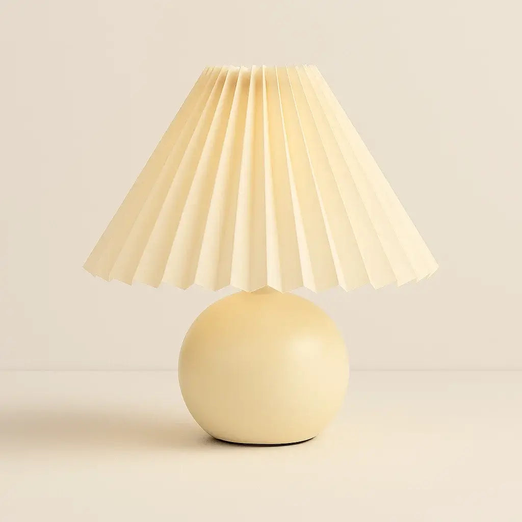 abajur de cerâmica, abajur com cúpula plissada, luminária de mesa elegante, abajur para quarto, luminária decorativa, abajur vintage moderno, abajur radiantbr, abajur minimalista, abajur com cúpula de tecido, iluminação ambiente quarto, abajur de cerâmica com tecido, abajur clássico moderno, luminária de cabeceira, luminária com LED bivolt, abajur sofisticado mesa, abajur com base redonda, luminária plissada, iluminação para decoração refinada, abajur com interruptor giratório, luminária retrô charmosa