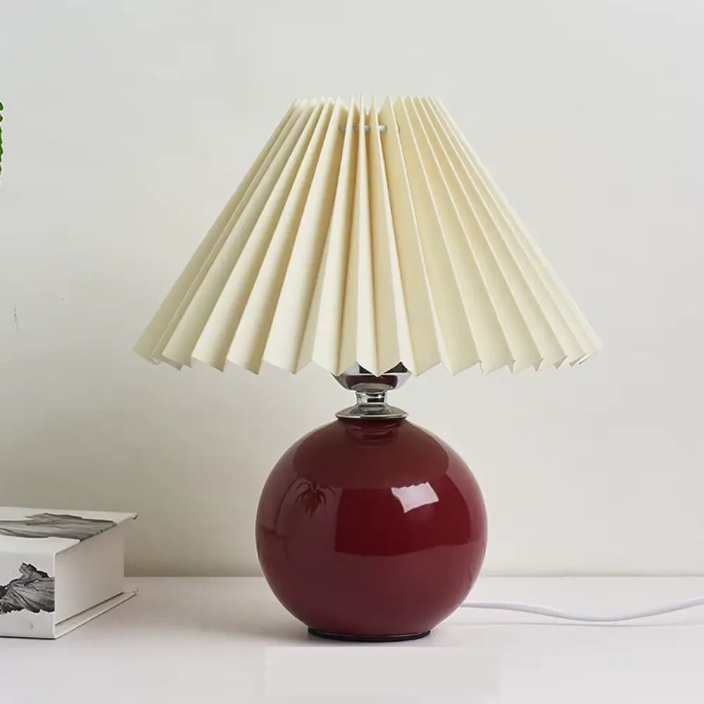 abajur de cerâmica, abajur com cúpula plissada, luminária de mesa elegante, abajur para quarto, luminária decorativa, abajur vintage moderno, abajur radiantbr, abajur minimalista, abajur com cúpula de tecido, iluminação ambiente quarto, abajur de cerâmica com tecido, abajur clássico moderno, luminária de cabeceira, luminária com LED bivolt, abajur sofisticado mesa, abajur com base redonda, luminária plissada, iluminação para decoração refinada, abajur com interruptor giratório, luminária retrô charmosa