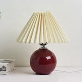 abajur de cerâmica, abajur com cúpula plissada, luminária de mesa elegante, abajur para quarto, luminária decorativa, abajur vintage moderno, abajur radiantbr, abajur minimalista, abajur com cúpula de tecido, iluminação ambiente quarto, abajur de cerâmica com tecido, abajur clássico moderno, luminária de cabeceira, luminária com LED bivolt, abajur sofisticado mesa, abajur com base redonda, luminária plissada, iluminação para decoração refinada, abajur com interruptor giratório, luminária retrô charmosa