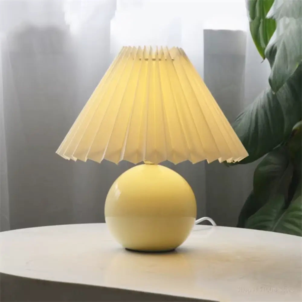 abajur de cerâmica, abajur com cúpula plissada, luminária de mesa elegante, abajur para quarto, luminária decorativa, abajur vintage moderno, abajur radiantbr, abajur minimalista, abajur com cúpula de tecido, iluminação ambiente quarto, abajur de cerâmica com tecido, abajur clássico moderno, luminária de cabeceira, luminária com LED bivolt, abajur sofisticado mesa, abajur com base redonda, luminária plissada, iluminação para decoração refinada, abajur com interruptor giratório, luminária retrô charmosa