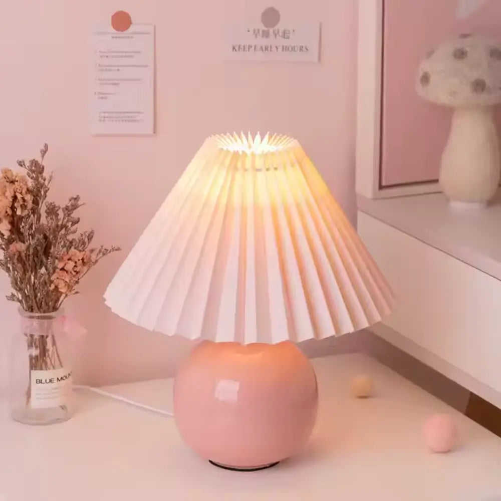 abajur de cerâmica, abajur com cúpula plissada, luminária de mesa elegante, abajur para quarto, luminária decorativa, abajur vintage moderno, abajur radiantbr, abajur minimalista, abajur com cúpula de tecido, iluminação ambiente quarto, abajur de cerâmica com tecido, abajur clássico moderno, luminária de cabeceira, luminária com LED bivolt, abajur sofisticado mesa, abajur com base redonda, luminária plissada, iluminação para decoração refinada, abajur com interruptor giratório, luminária retrô charmosa