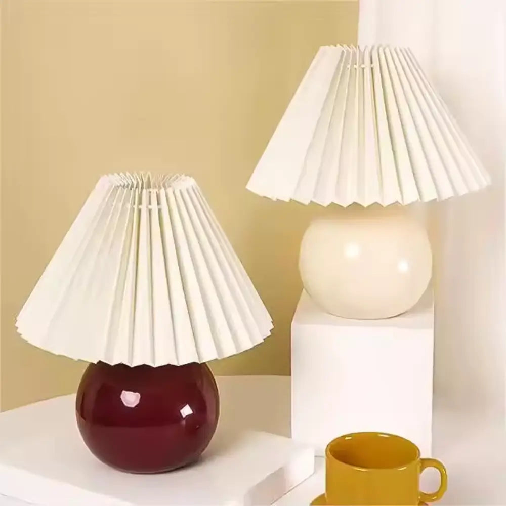 abajur de cerâmica, abajur com cúpula plissada, luminária de mesa elegante, abajur para quarto, luminária decorativa, abajur vintage moderno, abajur radiantbr, abajur minimalista, abajur com cúpula de tecido, iluminação ambiente quarto, abajur de cerâmica com tecido, abajur clássico moderno, luminária de cabeceira, luminária com LED bivolt, abajur sofisticado mesa, abajur com base redonda, luminária plissada, iluminação para decoração refinada, abajur com interruptor giratório, luminária retrô charmosa