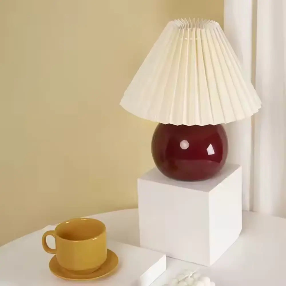 abajur de cerâmica, abajur com cúpula plissada, luminária de mesa elegante, abajur para quarto, luminária decorativa, abajur vintage moderno, abajur radiantbr, abajur minimalista, abajur com cúpula de tecido, iluminação ambiente quarto, abajur de cerâmica com tecido, abajur clássico moderno, luminária de cabeceira, luminária com LED bivolt, abajur sofisticado mesa, abajur com base redonda, luminária plissada, iluminação para decoração refinada, abajur com interruptor giratório, luminária retrô charmosa