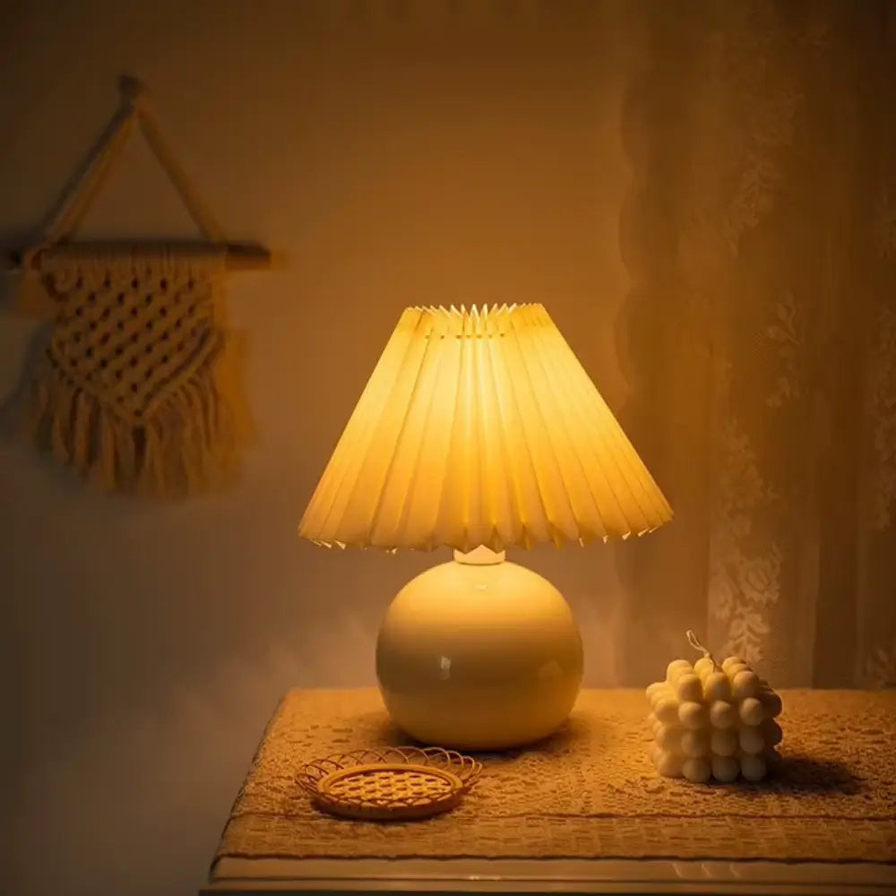 abajur de cerâmica, abajur com cúpula plissada, luminária de mesa elegante, abajur para quarto, luminária decorativa, abajur vintage moderno, abajur radiantbr, abajur minimalista, abajur com cúpula de tecido, iluminação ambiente quarto, abajur de cerâmica com tecido, abajur clássico moderno, luminária de cabeceira, luminária com LED bivolt, abajur sofisticado mesa, abajur com base redonda, luminária plissada, iluminação para decoração refinada, abajur com interruptor giratório, luminária retrô charmosa