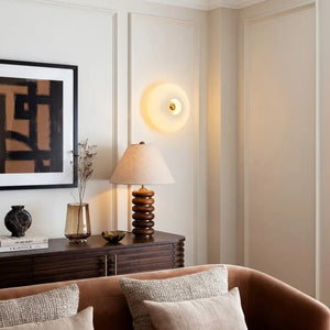 Arandela de Parede de Vidro Corrugado Fumê Branca compondo a iluminação indireta e aconchegante de uma sala de estar com design mid-century modern.