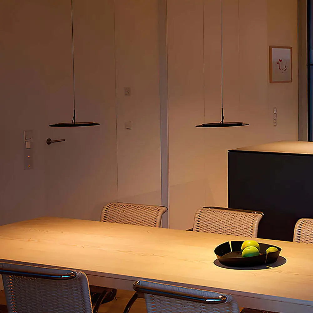 luminária pendente moderna, luminária led minimalista, pendente preto para sala, luminária de teto preta, pendente design clean, pendente led 28cm, pendente led 35cm, iluminação moderna, luminária para bancada, pendente preto cozinha, luminária pendente com controle remoto, iluminação decorativa preta, pendente com luz quente fria, luminária suspensa moderna, luminária contemporânea preto