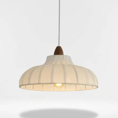 Luminaria Pendente Moderno Minimalista Madeira Tecido Radiant Studio shot limpo — cúpula plissada branca + topo de madeira escura, lâmpada visível
