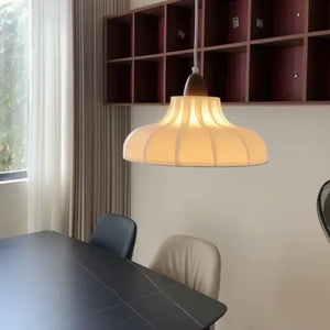 Luminaria Pendente Moderno Minimalista Madeira Tecido Radiant em Sala de jantar moderna, mesa escura, prateleiras bordo — escala real