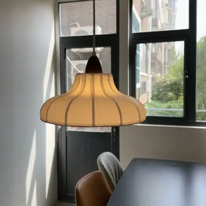 Instalação da Luminaria Pendente Moderno Minimalista Madeira Tecido Radiant real perto de janela — luz natural atravessando o tecido, tom creme