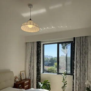 Luminaria Pendente Moderno Minimalista Madeira Tecido Radiant em Quarto com pé-direito alto — mostra escala menor no ambiente maior
