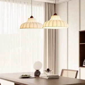 Duo da Luminaria Pendente Moderno Minimalista Madeira Tecido Radiant sobre mesa de jantar — valida composição dupla, escala perfeita