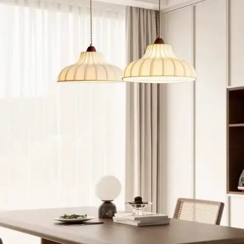 Duo da Luminaria Pendente Moderno Minimalista Madeira Tecido Radiant sobre mesa de jantar — valida composição dupla, escala perfeita