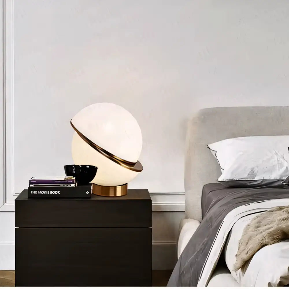 Luminária de Mesa Abajur Globo Dourada Minimalista Radiant