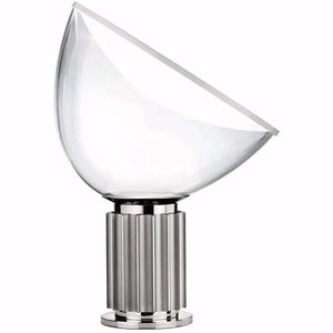 uminária Taccia, luminária de mesa com cúpula de vidro, luminária escultural de design italiano, abajur marrom minimalista, luminária Castiglioni, iluminação de alto padrão, luminária com luz indireta orientável, luminária para sala sofisticada, luminária com soquete E27, iluminação decorativa para interiores