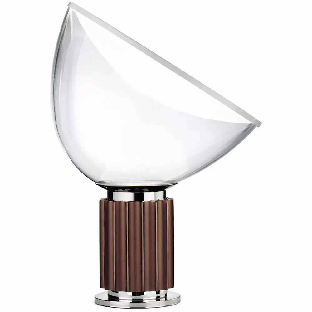 uminária Taccia, luminária de mesa com cúpula de vidro, luminária escultural de design italiano, abajur marrom minimalista, luminária Castiglioni, iluminação de alto padrão, luminária com luz indireta orientável, luminária para sala sofisticada, luminária com soquete E27, iluminação decorativa para interiores