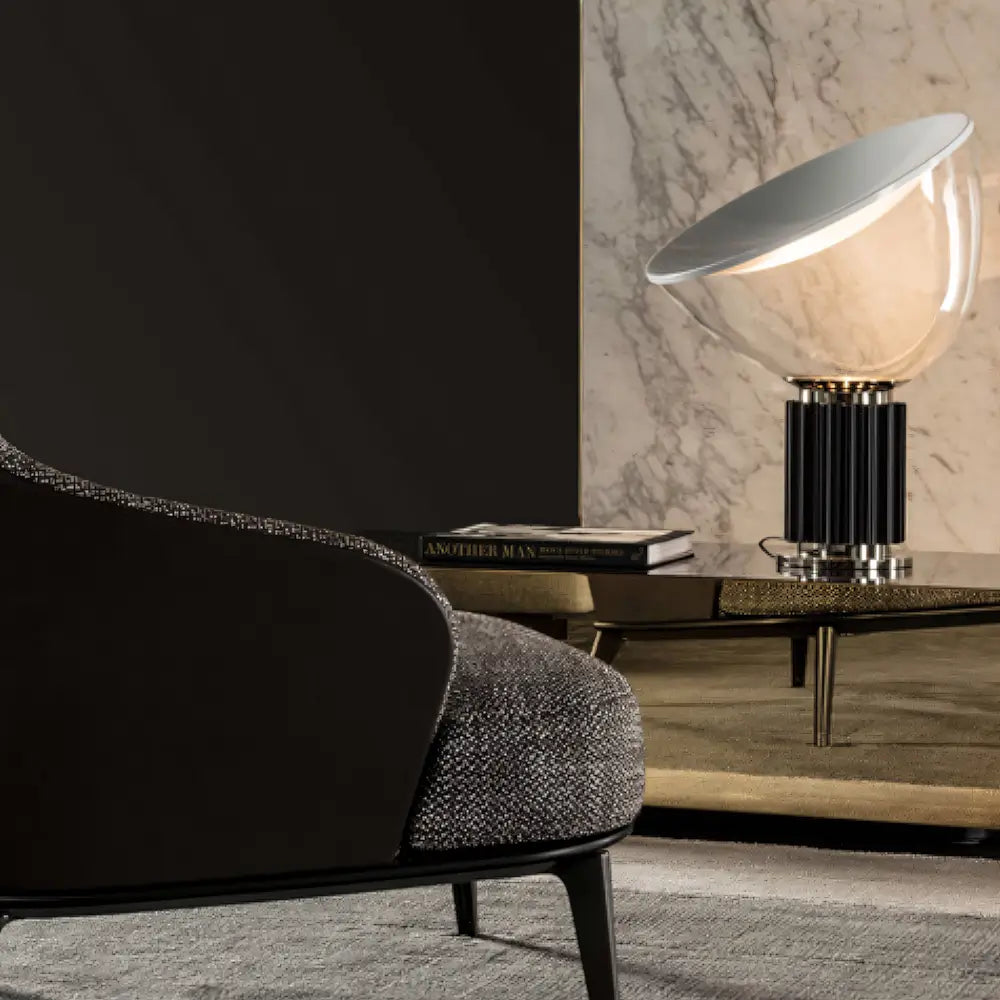 uminária Taccia, luminária de mesa com cúpula de vidro, luminária escultural de design italiano, abajur marrom minimalista, luminária Castiglioni, iluminação de alto padrão, luminária com luz indireta orientável, luminária para sala sofisticada, luminária com soquete E27, iluminação decorativa para interiores