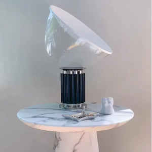 uminária Taccia, luminária de mesa com cúpula de vidro, luminária escultural de design italiano, abajur marrom minimalista, luminária Castiglioni, iluminação de alto padrão, luminária com luz indireta orientável, luminária para sala sofisticada, luminária com soquete E27, iluminação decorativa para interiores