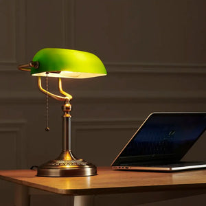 luminária de mesa banqueiro, abajur verde vintage, luminária clássica retrô, luminária de leitura verde, abajur retrô metal, luminária vintage elegante, luminária escritório estilo antigo, luminária decorativa banco, luminária banco antiga, abajur clássico verde, luminária de mesa decorativa, luminária vintage luxo