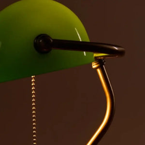 luminária de mesa banqueiro, abajur verde vintage, luminária clássica retrô, luminária de leitura verde, abajur retrô metal, luminária vintage elegante, luminária escritório estilo antigo, luminária decorativa banco, luminária banco antiga, abajur clássico verde, luminária de mesa decorativa, luminária vintage luxo