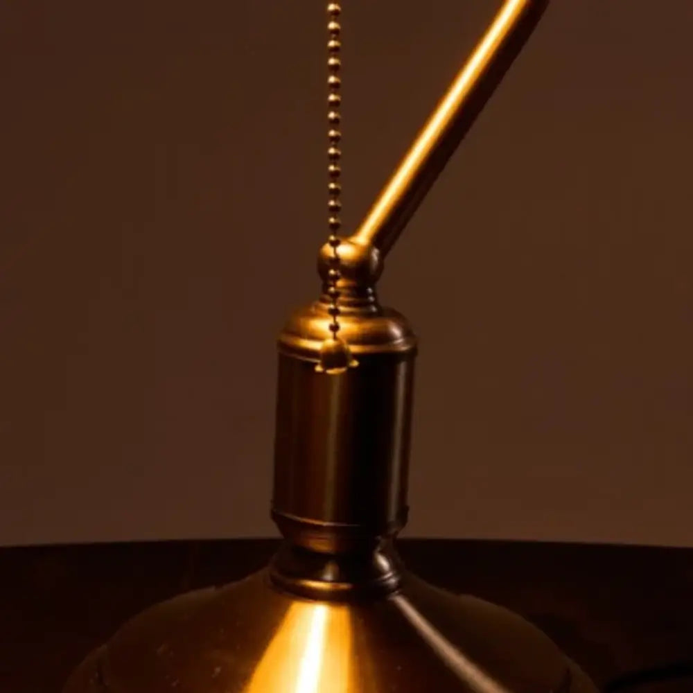 luminária de mesa banqueiro, abajur verde vintage, luminária clássica retrô, luminária de leitura verde, abajur retrô metal, luminária vintage elegante, luminária escritório estilo antigo, luminária decorativa banco, luminária banco antiga, abajur clássico verde, luminária de mesa decorativa, luminária vintage luxo