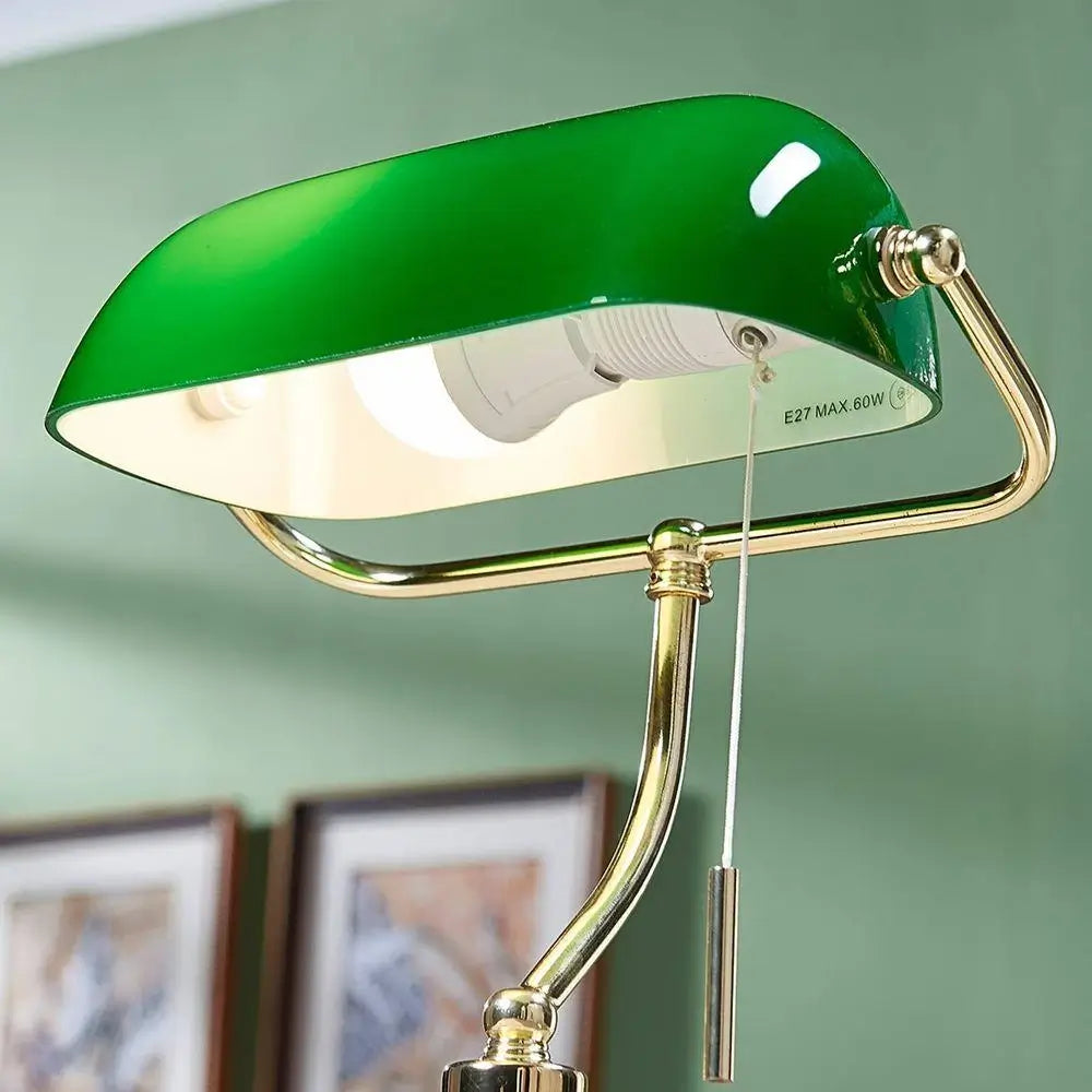 luminária de mesa banqueiro, abajur verde vintage, luminária clássica retrô, luminária de leitura verde, abajur retrô metal, luminária vintage elegante, luminária escritório estilo antigo, luminária decorativa banco, luminária banco antiga, abajur clássico verde, luminária de mesa decorativa, luminária vintage luxo