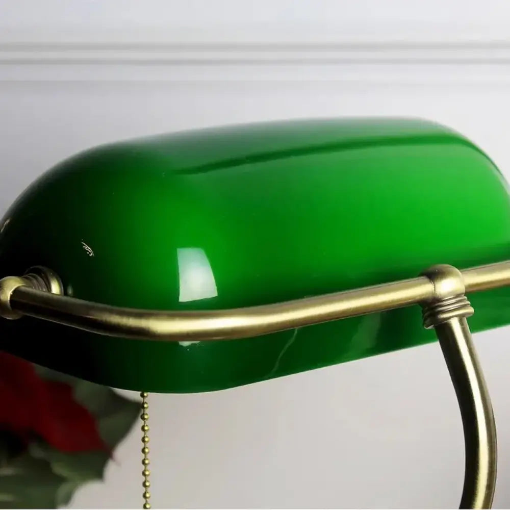 luminária de mesa banqueiro, abajur verde vintage, luminária clássica retrô, luminária de leitura verde, abajur retrô metal, luminária vintage elegante, luminária escritório estilo antigo, luminária decorativa banco, luminária banco antiga, abajur clássico verde, luminária de mesa decorativa, luminária vintage luxo