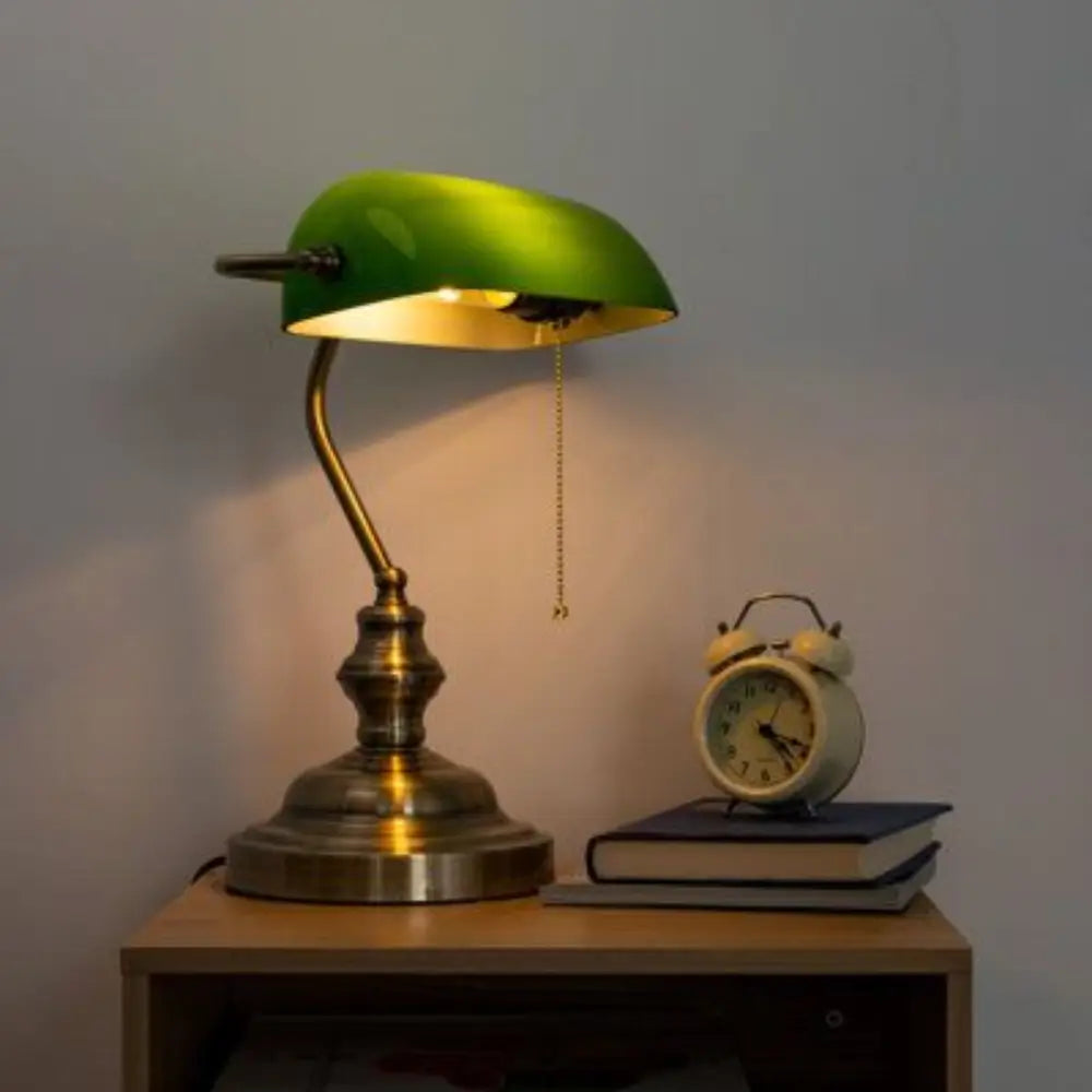 luminária de mesa banqueiro, abajur verde vintage, luminária clássica retrô, luminária de leitura verde, abajur retrô metal, luminária vintage elegante, luminária escritório estilo antigo, luminária decorativa banco, luminária banco antiga, abajur clássico verde, luminária de mesa decorativa, luminária vintage luxo