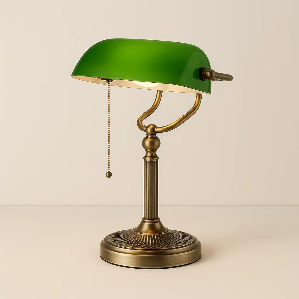 luminária de mesa banqueiro, abajur verde vintage, luminária clássica retrô, luminária de leitura verde, abajur retrô metal, luminária vintage elegante, luminária escritório estilo antigo, luminária decorativa banco, luminária banco antiga, abajur clássico verde, luminária de mesa decorativa, luminária vintage luxo