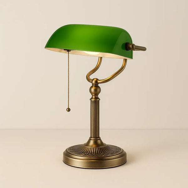 luminária de mesa banqueiro, abajur verde vintage, luminária clássica retrô, luminária de leitura verde, abajur retrô metal, luminária vintage elegante, luminária escritório estilo antigo, luminária decorativa banco, luminária banco antiga, abajur clássico verde, luminária de mesa decorativa, luminária vintage luxo