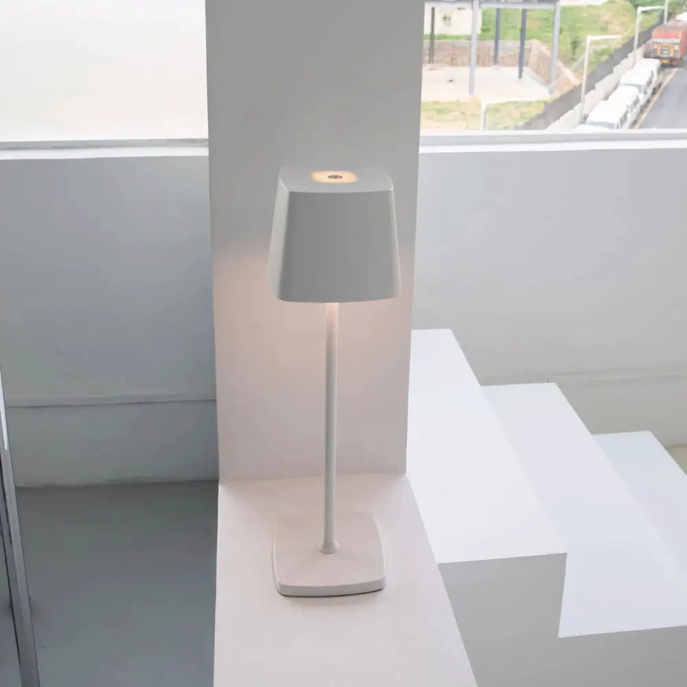 Luminária de Mesa Sem Fio Recarregável Ofelia Pro