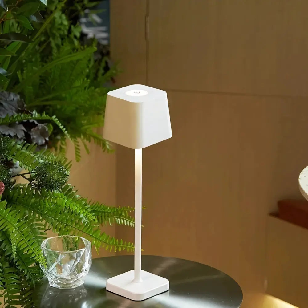 Luminária de Mesa Sem Fio Recarregável Ofelia Pro