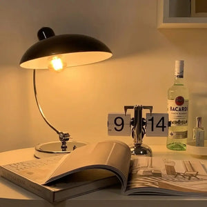 Abajur retrô de mesa Danish  em metal com cúpula cônica Ø28,5cm — luminária Danish para home office e escritório