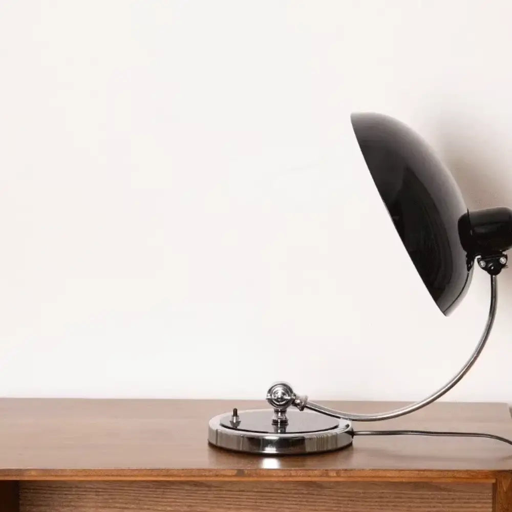 Luminária de mesa home office Danish altura 42,5cm — posicionamento ideal para ergonomia visual em uso prolongado