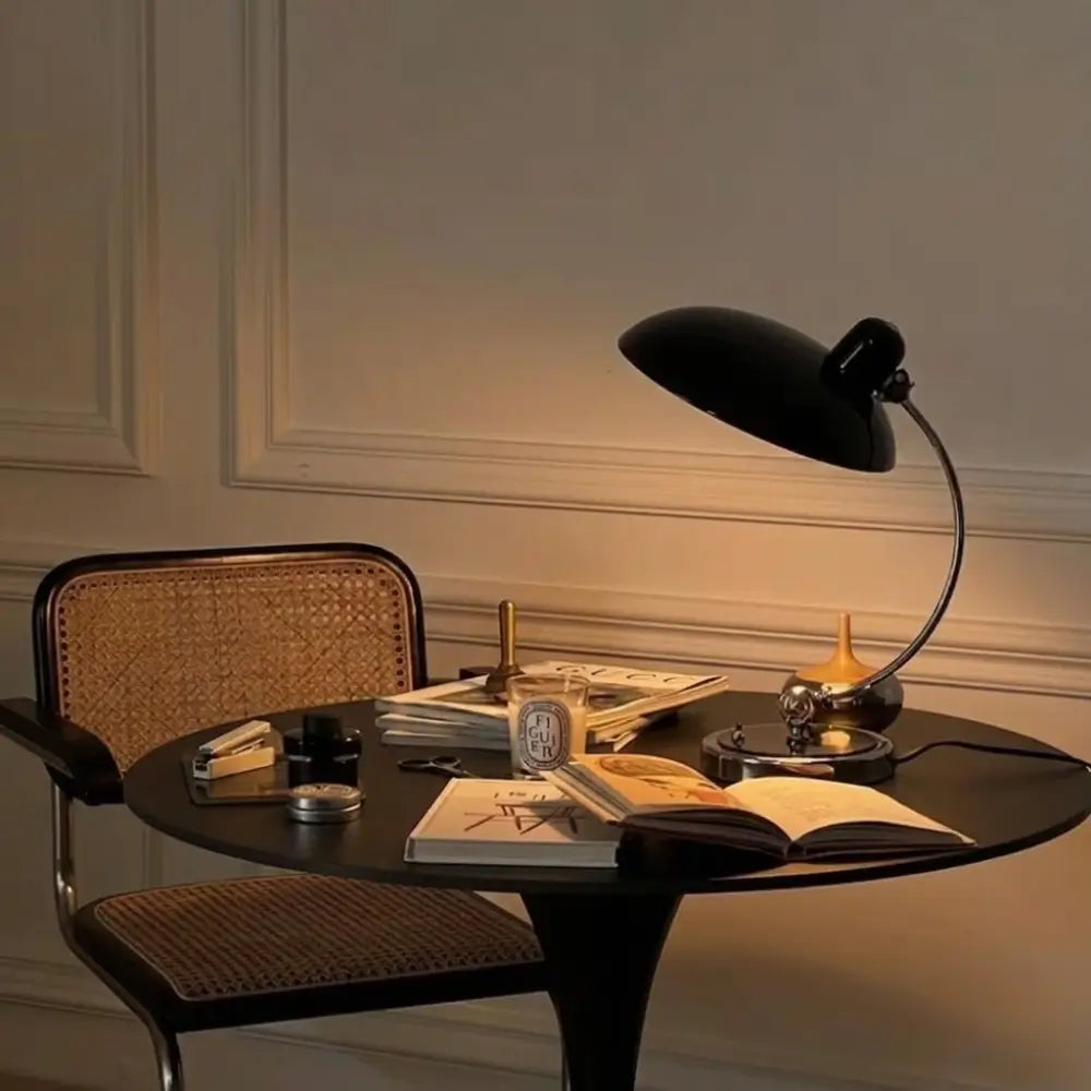 Luminária de mesa escandinava Danish acesa — cone de luz branco quente 3000K direcionado para superfície de trabalho