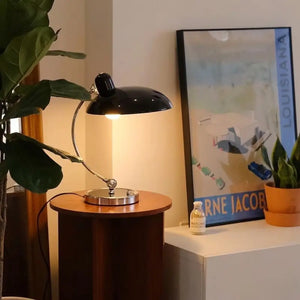 Luminária retrô de mesa Danish em sala de leitura — design industrial contemporâneo, metal fosco com LED incluso
