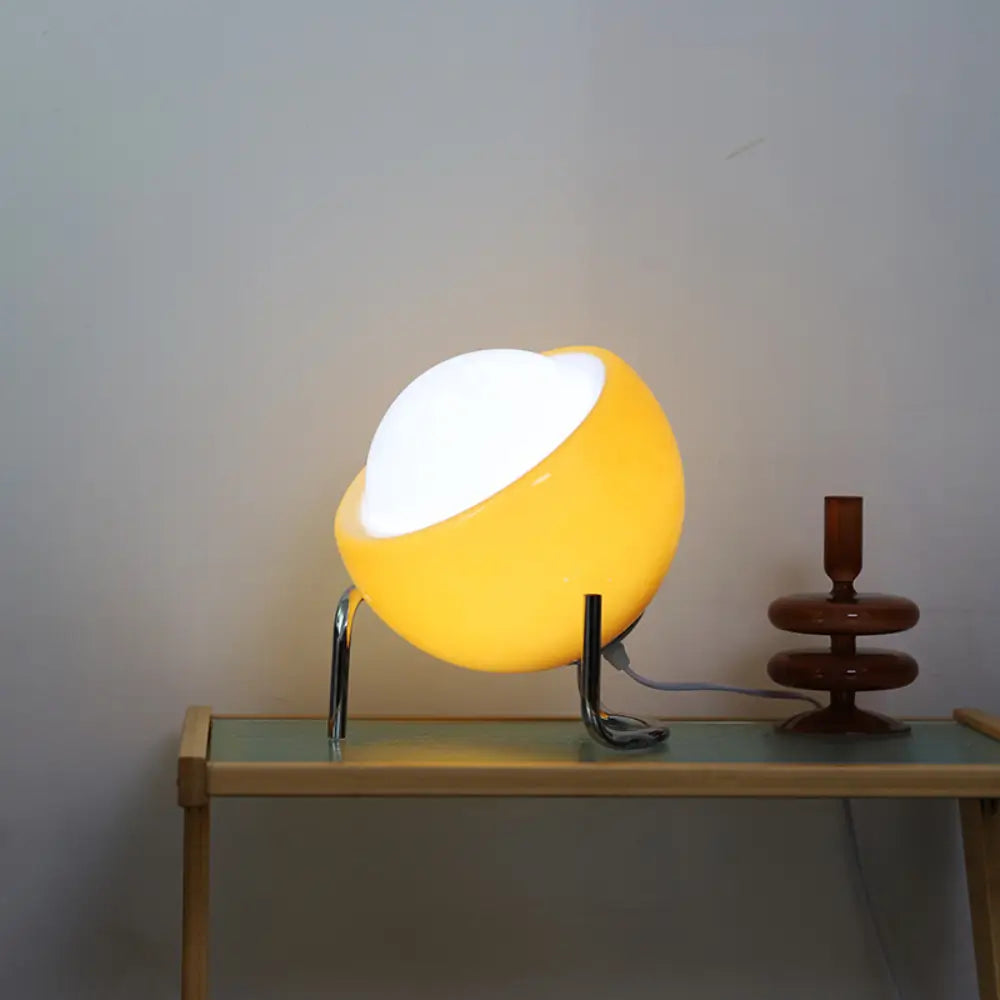 luminária de mesa retrô, luminária bauhaus, abajur vidro laranja, luminária moderna decorativa, abajur colorido quarto, luminária decorativa design, luminária para sala bauhaus, luminária minimalista mesa, iluminação de design, luminária de vidro colorida, abajur elegante vintage