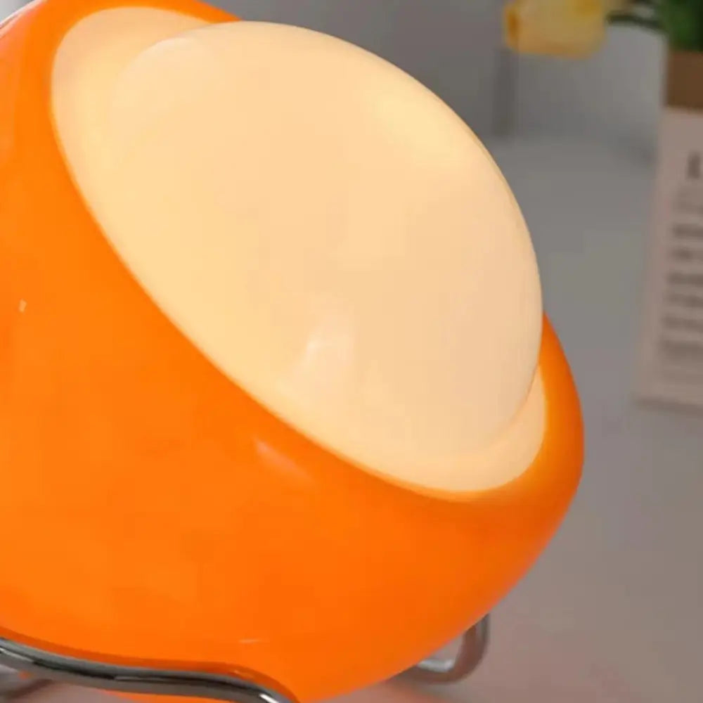 luminária de mesa retrô, luminária bauhaus, abajur vidro laranja, luminária moderna decorativa, abajur colorido quarto, luminária decorativa design, luminária para sala bauhaus, luminária minimalista mesa, iluminação de design, luminária de vidro colorida, abajur elegante vintage