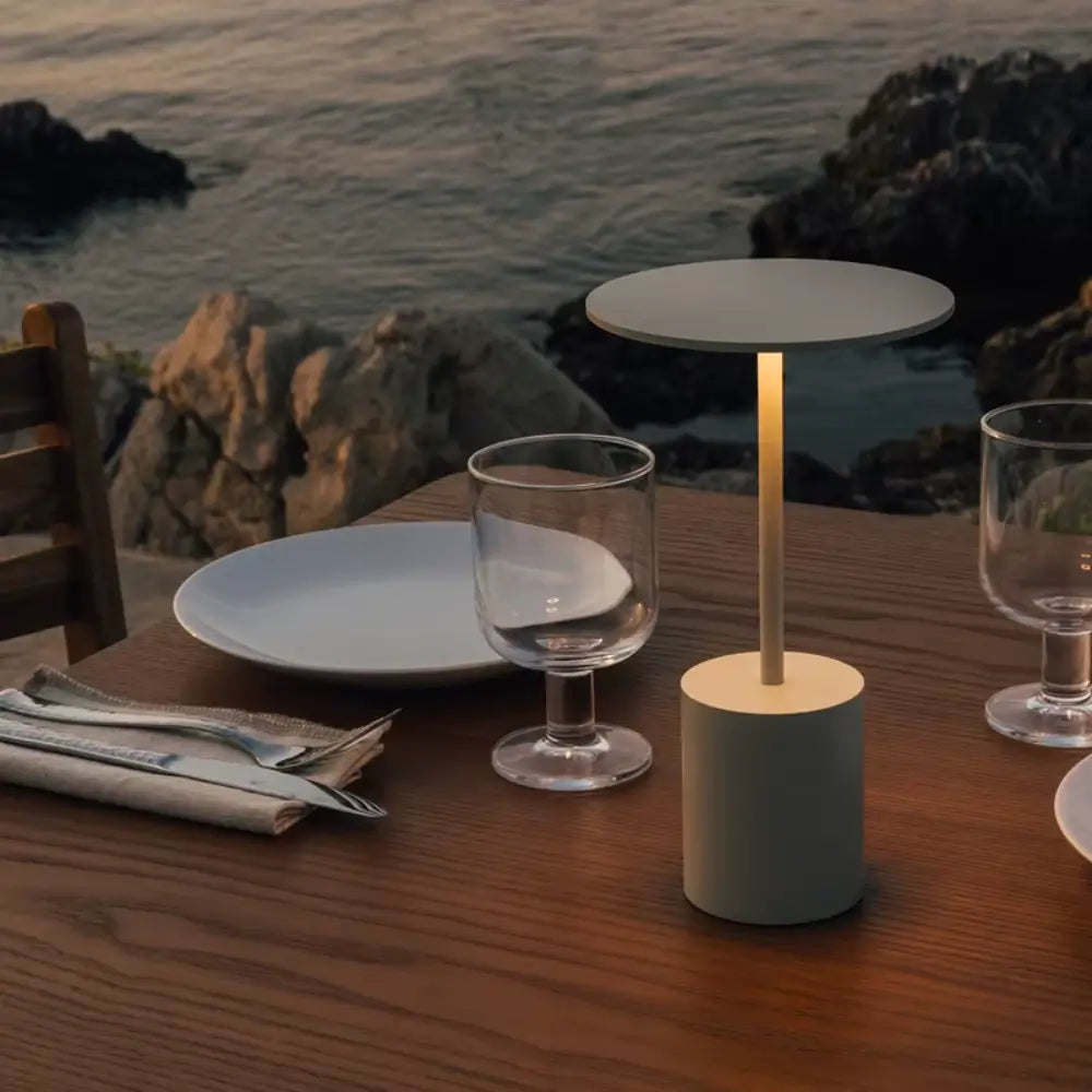 luminária de mesa sem fio, luminária led recarregável, luminária com sensor de toque, luminária moderna portátil, abajur sem fio decorativo, luminária para sala sofisticada, abajur minimalista recarregável, luminária de alumínio usb, luminária de cabeceira com bateria, luminária portátil com 3 temperaturas de cor, luminaria Yoru