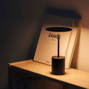 luminária de mesa sem fio, luminária led recarregável, luminária com sensor de toque, luminária moderna portátil, abajur sem fio decorativo, luminária para sala sofisticada, abajur minimalista recarregável, luminária de alumínio usb, luminária de cabeceira com bateria, luminária portátil com 3 temperaturas de cor, luminaria Yoru