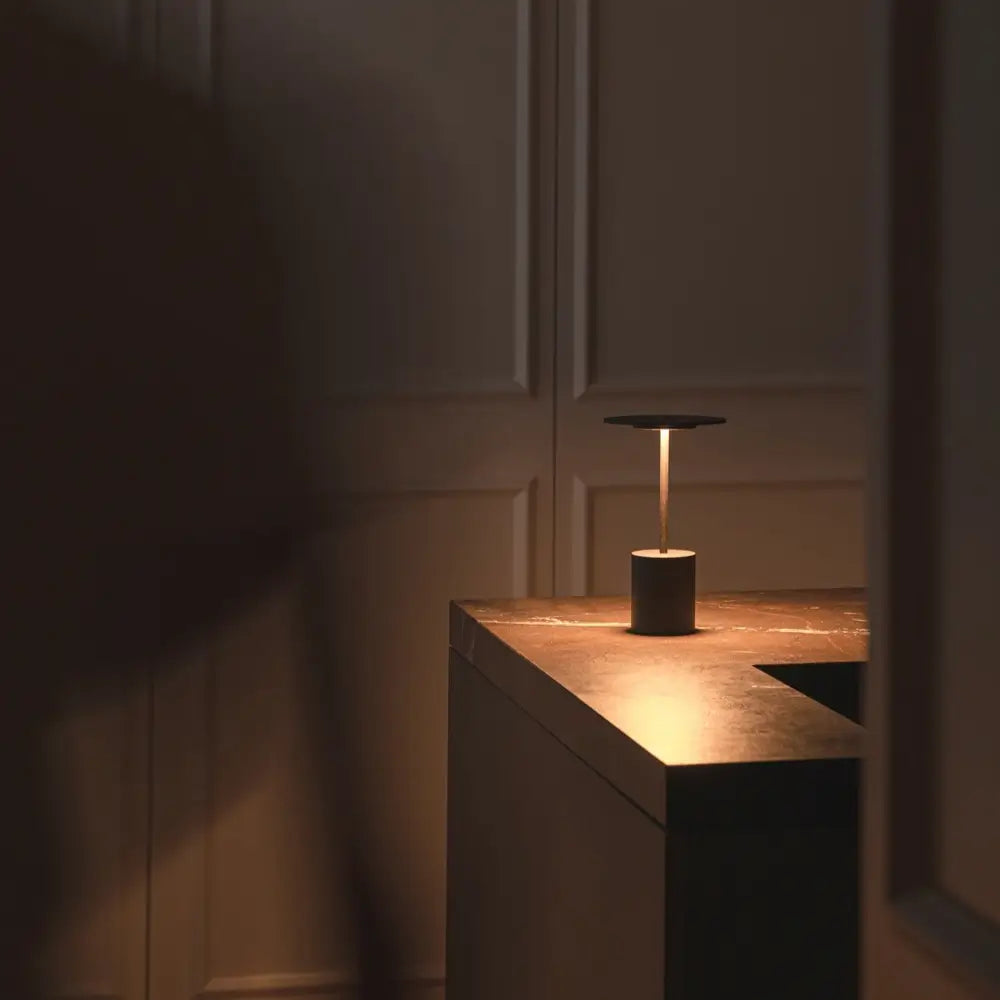 luminária de mesa sem fio, luminária led recarregável, luminária com sensor de toque, luminária moderna portátil, abajur sem fio decorativo, luminária para sala sofisticada, abajur minimalista recarregável, luminária de alumínio usb, luminária de cabeceira com bateria, luminária portátil com 3 temperaturas de cor, luminaria Yoru