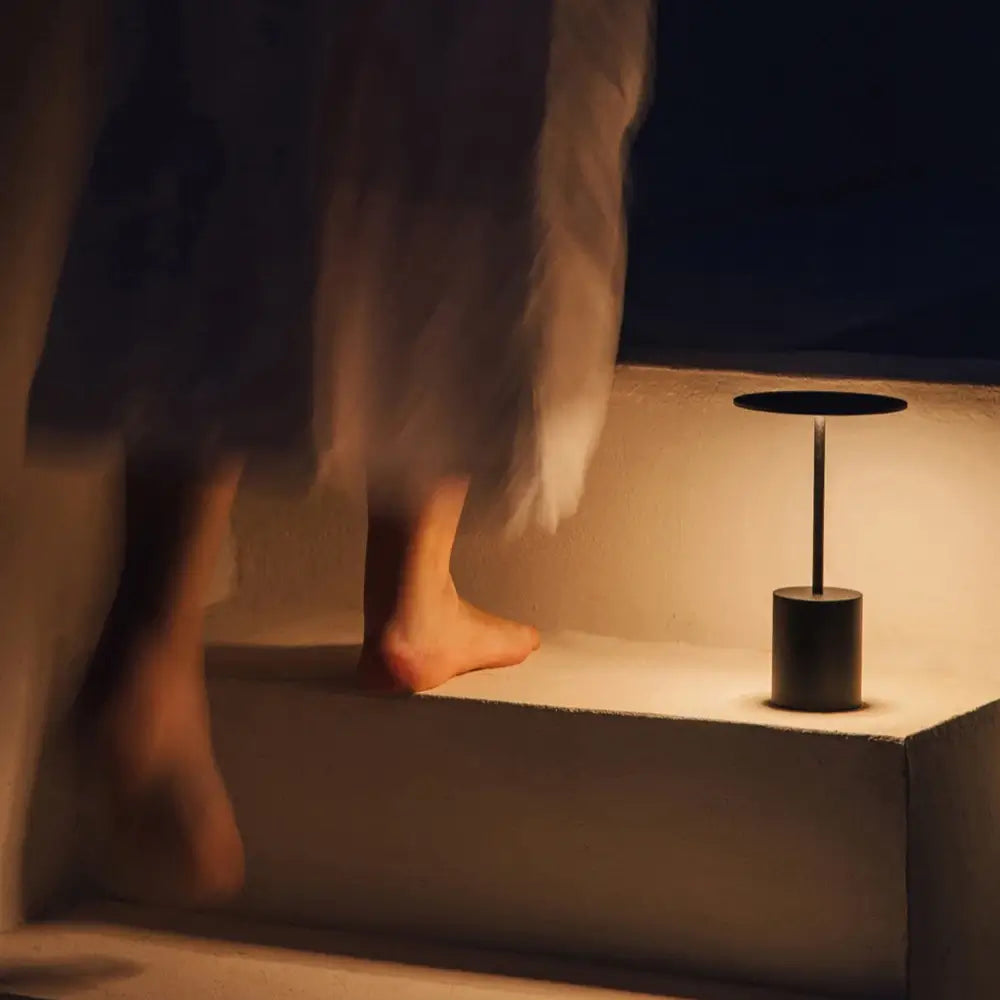 luminária de mesa sem fio, luminária led recarregável, luminária com sensor de toque, luminária moderna portátil, abajur sem fio decorativo, luminária para sala sofisticada, abajur minimalista recarregável, luminária de alumínio usb, luminária de cabeceira com bateria, luminária portátil com 3 temperaturas de cor, luminaria Yoru