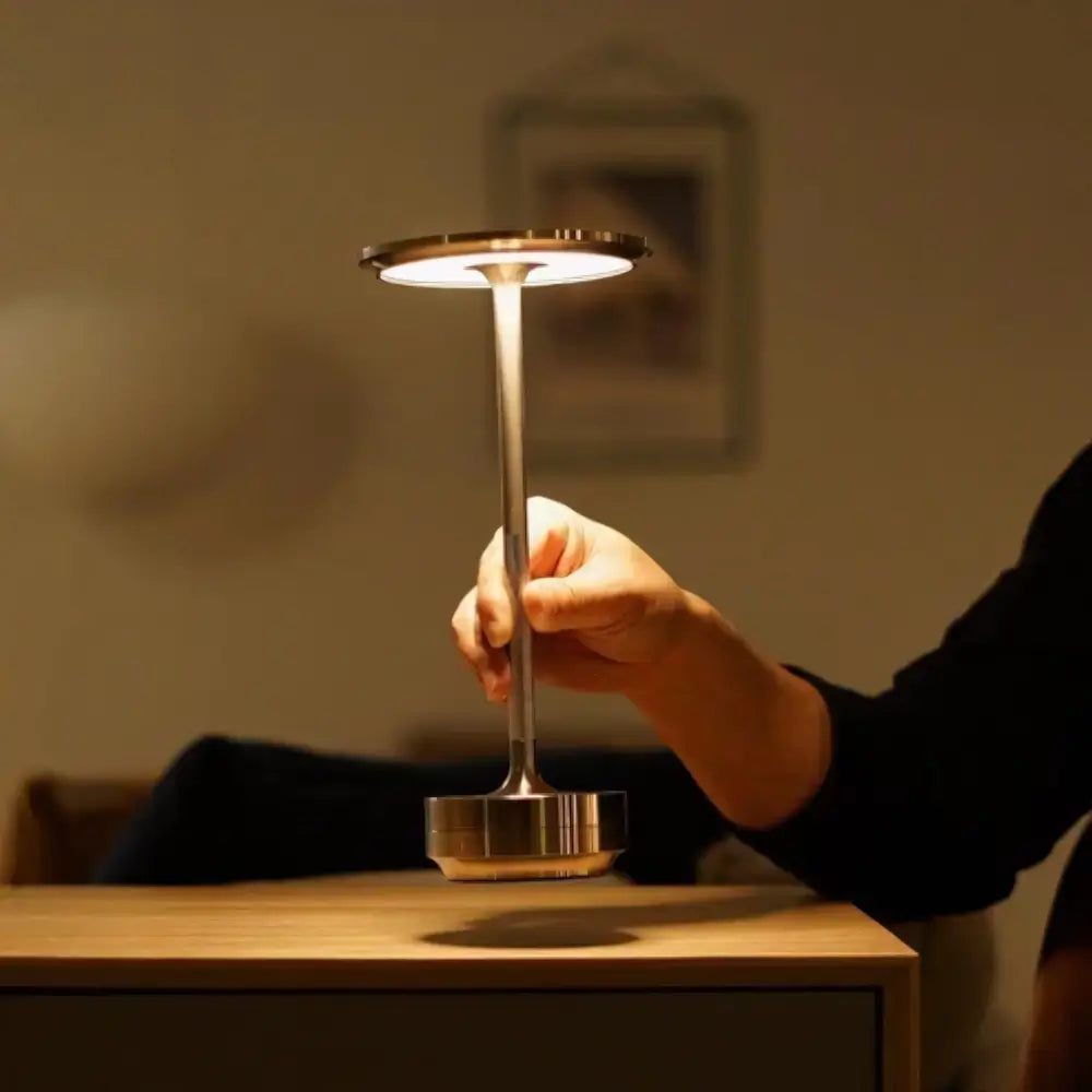 Luminaria de Mesa Touch Moderna Minimalista Metal Lumi