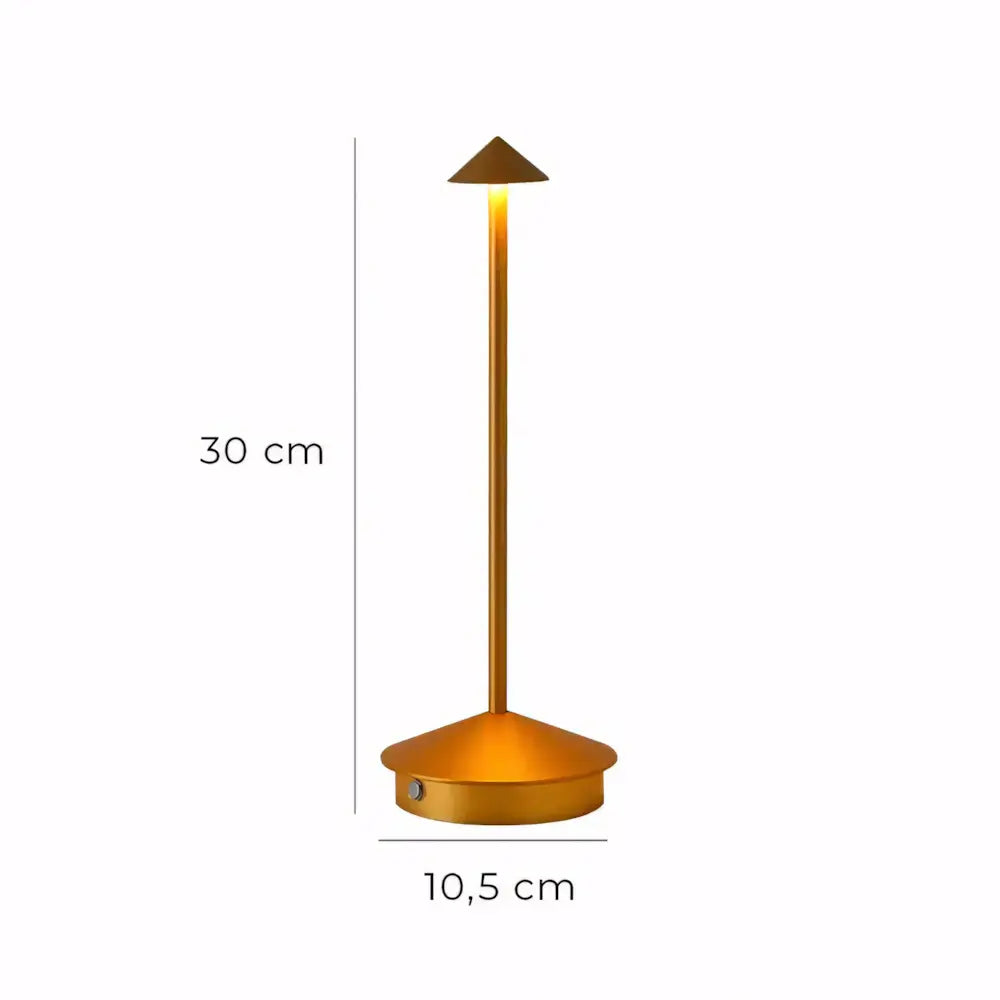 Luminária de Mesa Sem Fio Recarregável Pina Pro Luminária portátil com bateria de longa duração e ajuste de luz A Luminária de Mesa Pina Pro é um dos modelos mais desejados entre as luminárias sem fio recarregáveis de alto padrão. Com autonomia de até 15 horas, ela oferece iluminação estável e elegante, perfeita para quem busca praticidade e estilo. Seu design minimalista combina com ambientes modernos e sofisticados, como salas de estar, quartos, escritórios e restaurantes refinados. Essa luminária portáti