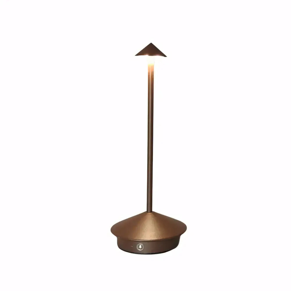 Luminária de Mesa Sem Fio Recarregável Pina Pro Luminária portátil com bateria de longa duração e ajuste de luz A Luminária de Mesa Pina Pro é um dos modelos mais desejados entre as luminárias sem fio recarregáveis de alto padrão. Com autonomia de até 15 horas, ela oferece iluminação estável e elegante, perfeita para quem busca praticidade e estilo. Seu design minimalista combina com ambientes modernos e sofisticados, como salas de estar, quartos, escritórios e restaurantes refinados. Essa luminária portáti