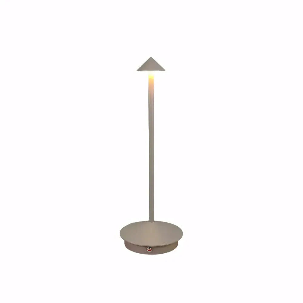 Luminária de Mesa Sem Fio Recarregável Pina Pro Luminária portátil com bateria de longa duração e ajuste de luz A Luminária de Mesa Pina Pro é um dos modelos mais desejados entre as luminárias sem fio recarregáveis de alto padrão. Com autonomia de até 15 horas, ela oferece iluminação estável e elegante, perfeita para quem busca praticidade e estilo. Seu design minimalista combina com ambientes modernos e sofisticados, como salas de estar, quartos, escritórios e restaurantes refinados. Essa luminária portáti