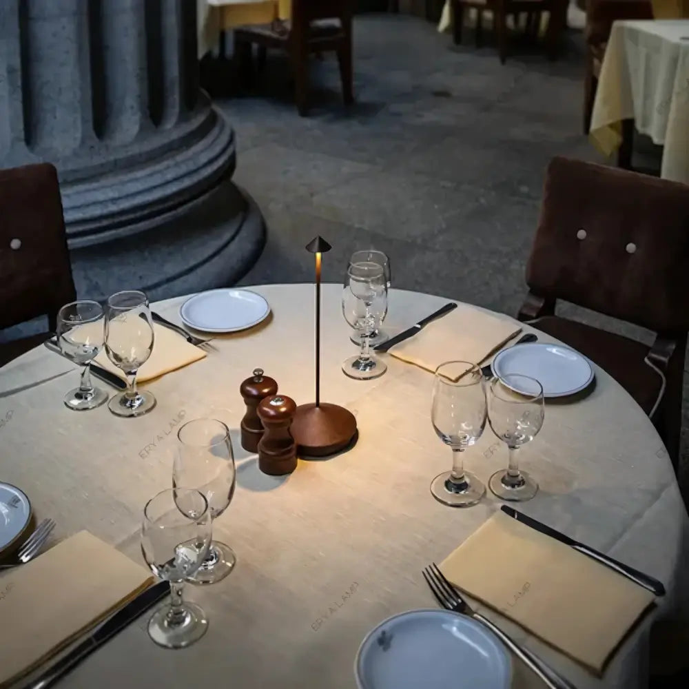 Luminária de Mesa Sem Fio Recarregável Pina Pro Luminária portátil com bateria de longa duração e ajuste de luz A Luminária de Mesa Pina Pro é um dos modelos mais desejados entre as luminárias sem fio recarregáveis de alto padrão. Com autonomia de até 15 horas, ela oferece iluminação estável e elegante, perfeita para quem busca praticidade e estilo. Seu design minimalista combina com ambientes modernos e sofisticados, como salas de estar, quartos, escritórios e restaurantes refinados. Essa luminária portáti