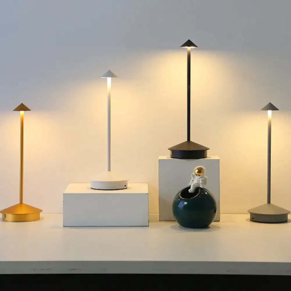 Luminária de Mesa Sem Fio Recarregável Pina Pro Luminária portátil com bateria de longa duração e ajuste de luz A Luminária de Mesa Pina Pro é um dos modelos mais desejados entre as luminárias sem fio recarregáveis de alto padrão. Com autonomia de até 15 horas, ela oferece iluminação estável e elegante, perfeita para quem busca praticidade e estilo. Seu design minimalista combina com ambientes modernos e sofisticados, como salas de estar, quartos, escritórios e restaurantes refinados. Essa luminária portáti